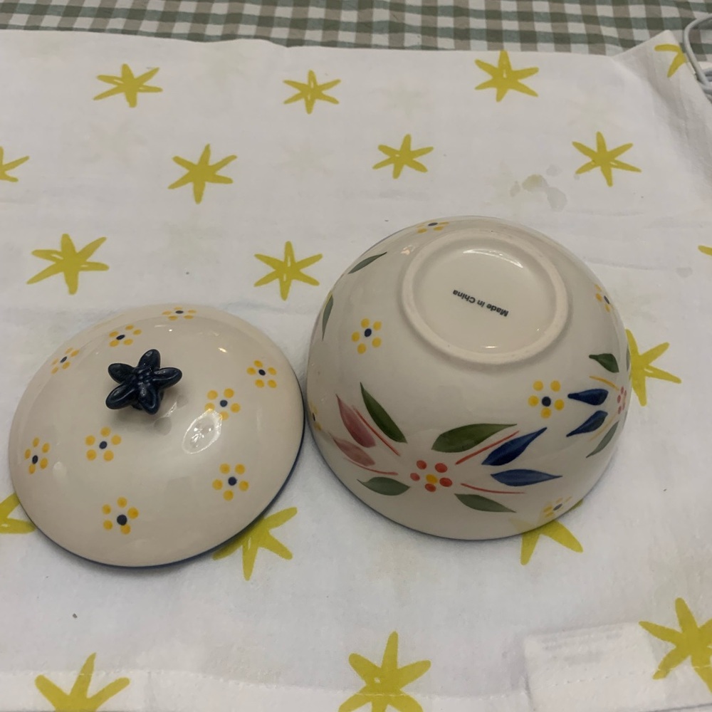 Elegant Floral Ceramic Sugar Bowl with Lid